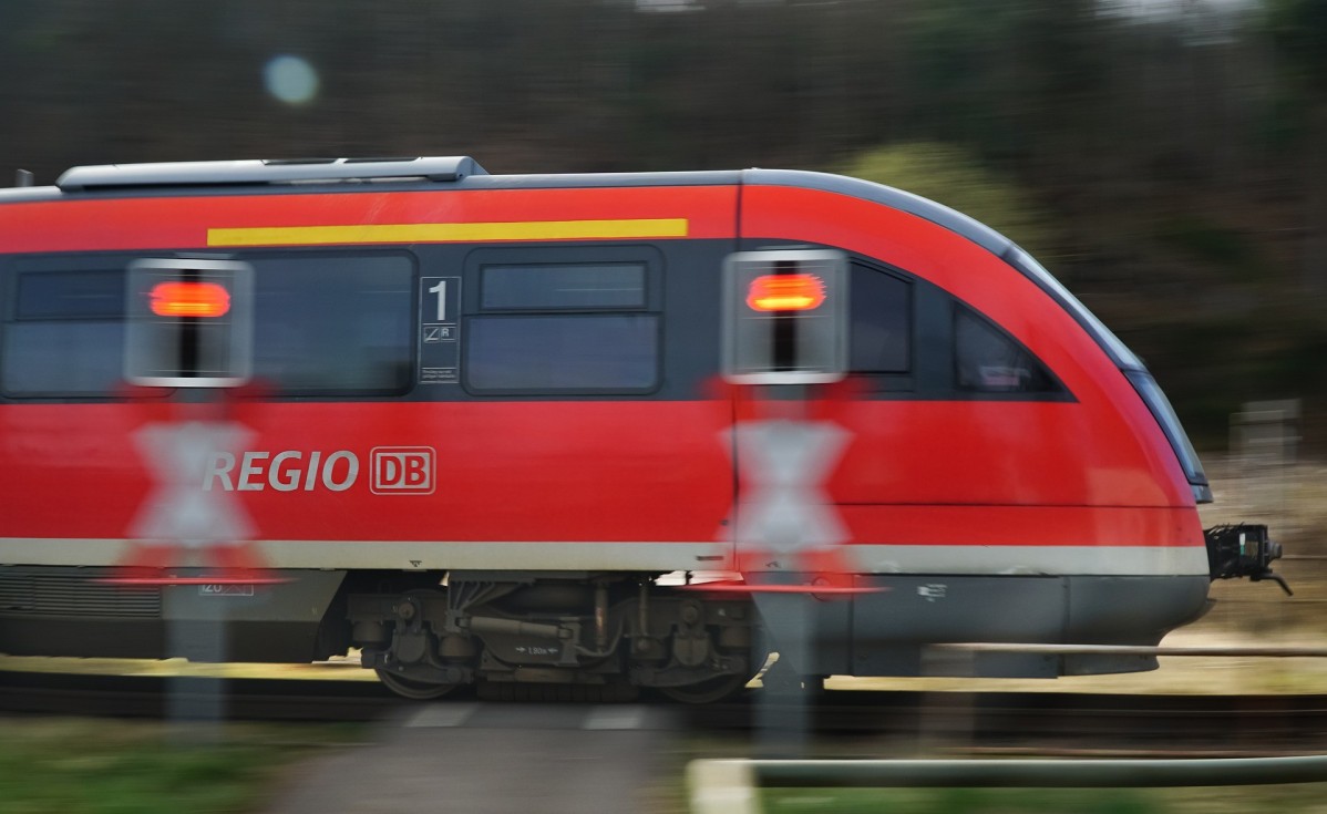 Jadący po szynach pociąg.