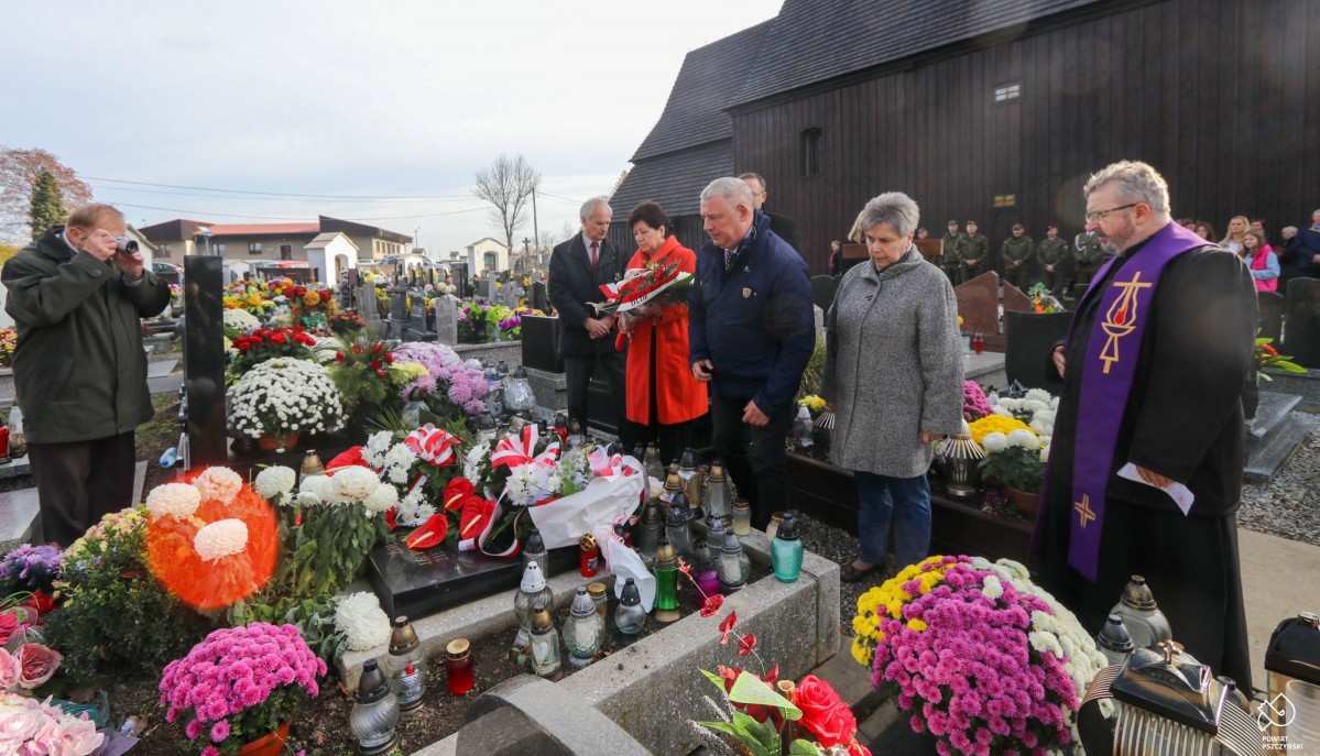 Przedstawiciele stowarzyszenia składają kwiaty pod pomnikiem żołnierzy polskich na cmentarzu w Ćwiklicach