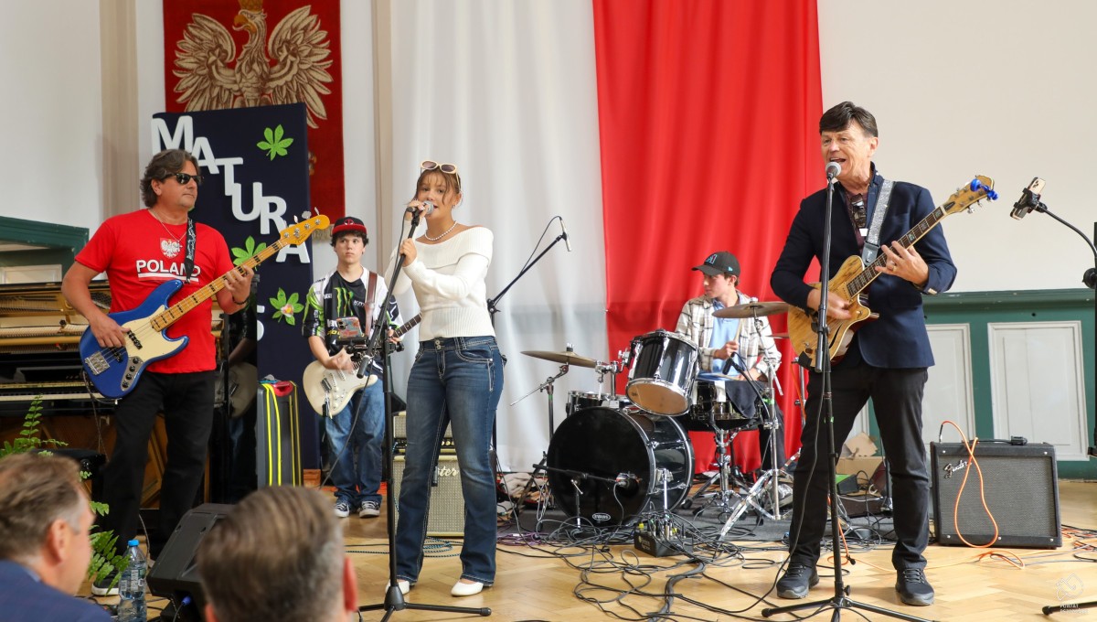 Muzycy występujący na podwyższeniu w auli Chrobrego.