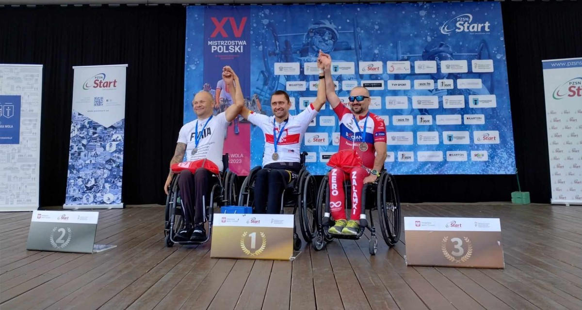Daniel Osiński i laureaci 1 i 2 miejsca.